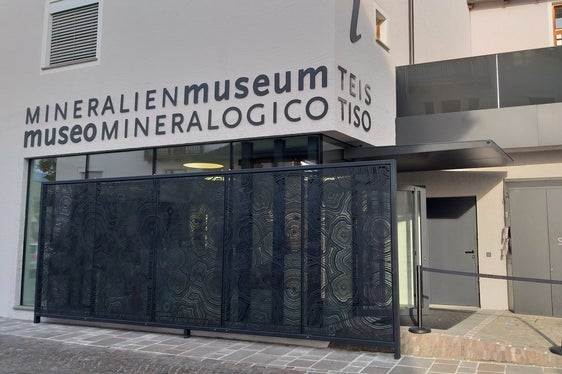 Al Museo mineralogico di Tiso è stata modernizzata una parte dell’illuminazione delle vetrine (Foto: ASP/Ripartizione Innovazione, ricerca, università e musei)