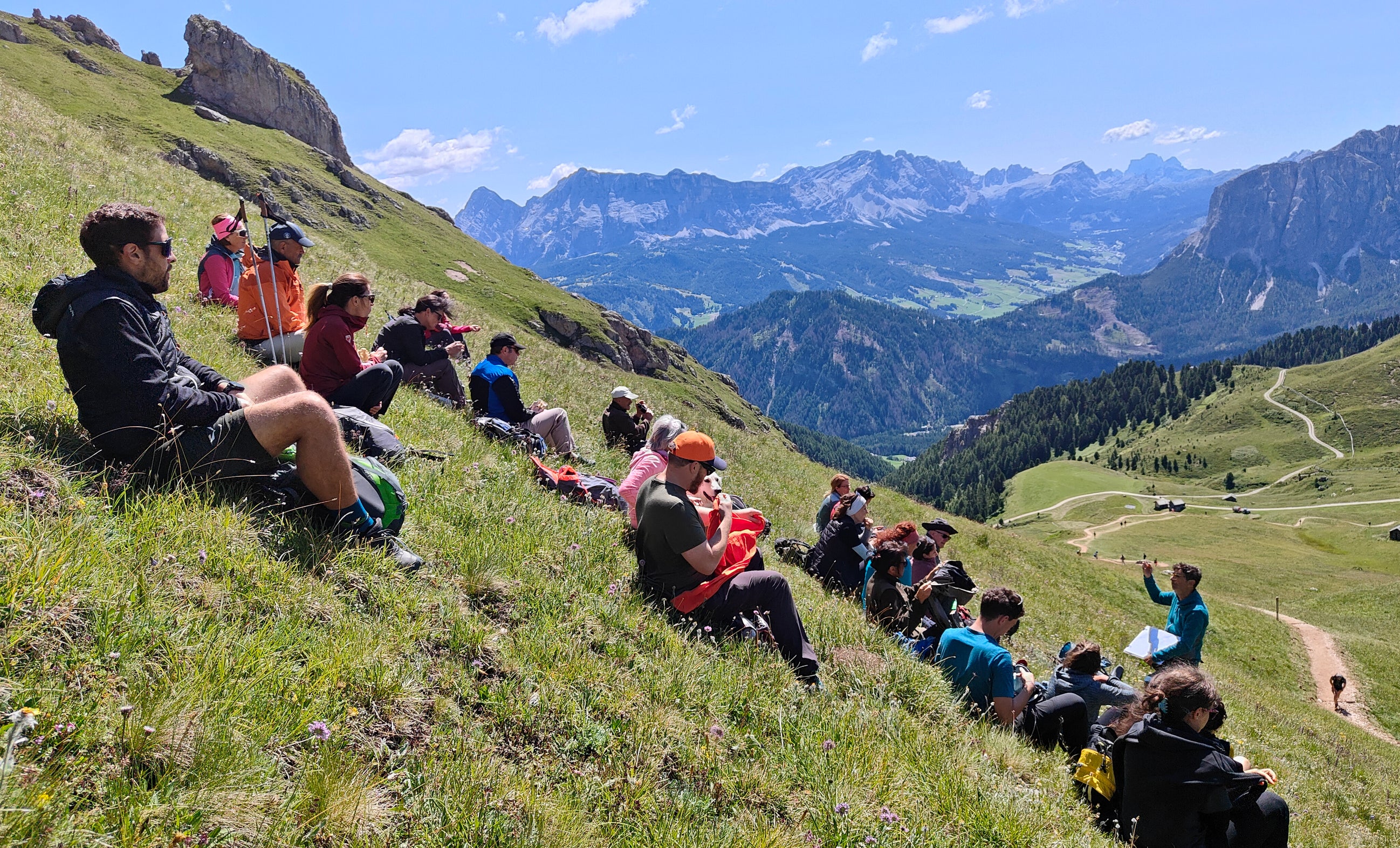 Die Tour führte die Teilnehmerinnen und Teilnehmer an den Fuße des Peitlerkofels. (Foto: LPA/Stiftung Dolomiten UNESCO)