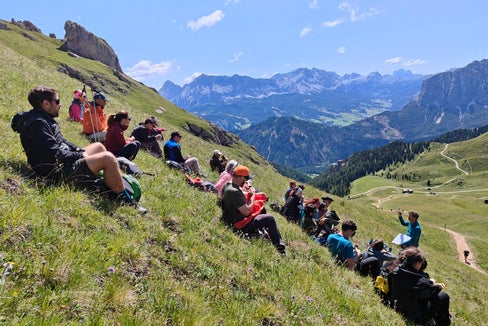 I partecipanti ai piedi del Sass de Putia. (Foto: USP/Ripartizione Natura, Paesaggio e Sviluppo del territorio)