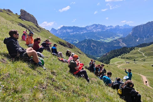 Die Tour führte die Teilnehmerinnen und Teilnehmer an den Fuße des Peitlerkofels. (Foto: LPA/Stiftung Dolomiten UNESCO)