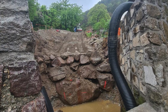 Nei giorni scorsi gli operai dell’Ufficio Sistemazione bacini montani Sud hanno avviato i lavori nell'affluente del Rio Tisana, nel paesino di Tisana, una frazione del comune di Castelrotto. (Foto: ASP/Ufficio Sistemazione bacini montani sud)