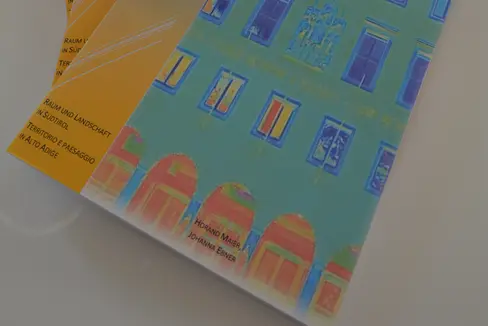 La collana “Territorio e paesaggio in Alto Adige” si arricchisce di una nuova pubblicazione, disponibile anche online, sul quadro giuridico del bonus energia anche noto come bonus cubatura (Foto: ASP/Morandini)