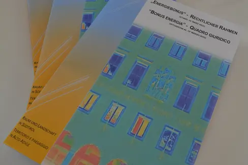 Die neue Publikation stellt umfassend die Gesetzgebung und Rechtssprechung zum Energiebonus dar und richtet sich an ein interessiertes Fachpublikum. (Foto: LPA/Marcella Morandini)