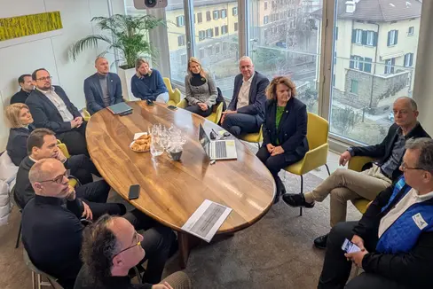 Eine Delegation aus Thüringen rund um Staatssekretär David Möller (7.v.r.) informierte sich bei Landesrätin Pamer (3.v.l.) unter anderem über das Ehrenamt in Südtirol. (Foto: LPA/Hannes Wisthaler)