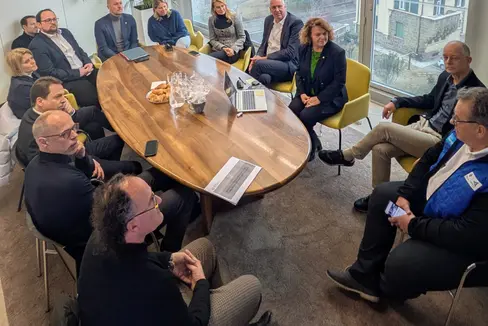 Una delegazione della Turingia guidata dal segretario di Stato David Möller (7° da destra) ha chiesto informazioni all'assessora provinciale Pamer (3a da sinistra) sul volontariato in Alto Adige. (Foto: USP/Hannes Wisthaler)