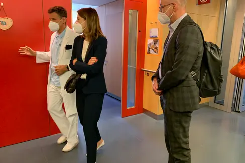 Dopo l'incontro il primario Markus Markart ha condotto l'assessora tirolese Annette Leja ad una visita al reparto di Pediatria dell'Ospedale di Bressanone. Da sinistra il primario Markus Markart, l'assessora tirolese alla Salute Annette Leja, il direttore del Dipartimento provinciale Salute Günther Burger. (Foto: ASP/Silvia Obwexer)