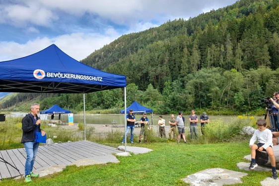 Vorzeigeprojekt Ilsterner Au feierlich eröffnet: der stellvertretende Direktor der Agentur für Bevölkerungsschutz und Direktor des Landeswarnzentrums Willigis Gallmetzer (Foto: LPA/Maja Clara)