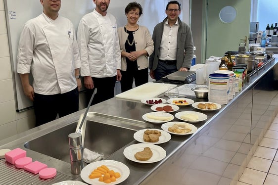 Berufliche Fortbildung für Köchinnen und Köche der Seniorenwohnheime mit (v.l.) Ramon Cadusch und Bernd Ackermann, Direktorin Beatrix Kerschbaumer-Sigmund und Emil Oberprantacher, der die berufliche Weiterbildung an der Schule koordiniert. (Foto: LPA/LBS Savoy/Hannes Rainer)