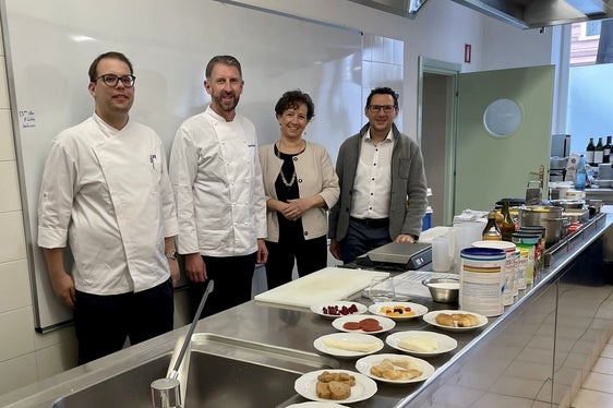 Berufliche Fortbildung für Köchinnen und Köche der Seniorenwohnheime mit (v.l.) Ramon Cadusch und Bernd Ackermann, Direktorin Beatrix Kerschbaumer-Sigmund und Emil Oberprantacher, der die berufliche Weiterbildung an der Schule koordiniert. (Foto: LPA/LBS Savoy/Hannes Rainer)