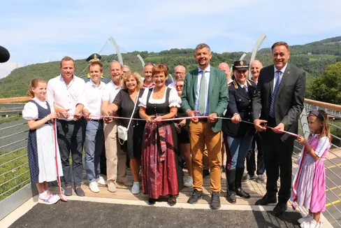 La sindaca Monika Delvai Hilber, l'assessore alla Mobilità e alle infrastrutture Daniel Alfreider, la dirigente campo della Polstrada dell'Alto Adige Katia Grenga e il presidente della Comunità comprensoriale Hansjörg Zelger (nella foto in prima fila, da sinistra a destra) hanno inaugurato i ponti con il tradizionale taglio del nastro. (Foto: USP/Ingo Dejaco)