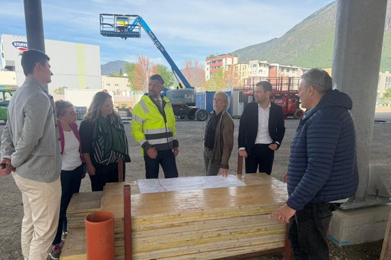 Die Gründung der Gesellschaft ist ein grundlegender Schritt, um das Projekt umzusetzen und den Weg zu einer nachhaltigeren Mobilität zu festigen, sagt Mobilitätslandesrat Daniel Alfreider, im Bild bei einem Lokalaugenschein mit Projektpartnern am 9. April. (Foto: LPA/Bruno Benedetto)