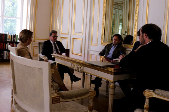 All'incontro con il ministro Polaschek (2° da sinistra), l'assessore provinciale Achammer (a destra) si è espresso a favore di una rapida ratifica dello scambio di note sul riconoscimento di 26 titoli di studio. (Foto: ASP/Peter Natter)