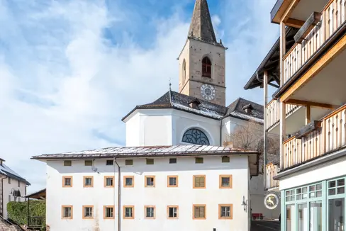 Mitten im Ortszentrum von Jenesien befindet sich das so genannte Armenhaus, das nun unter Denkmalschutz gestellt wird. (Foto: Landesdenkmalamt/Manuela Tessaro)