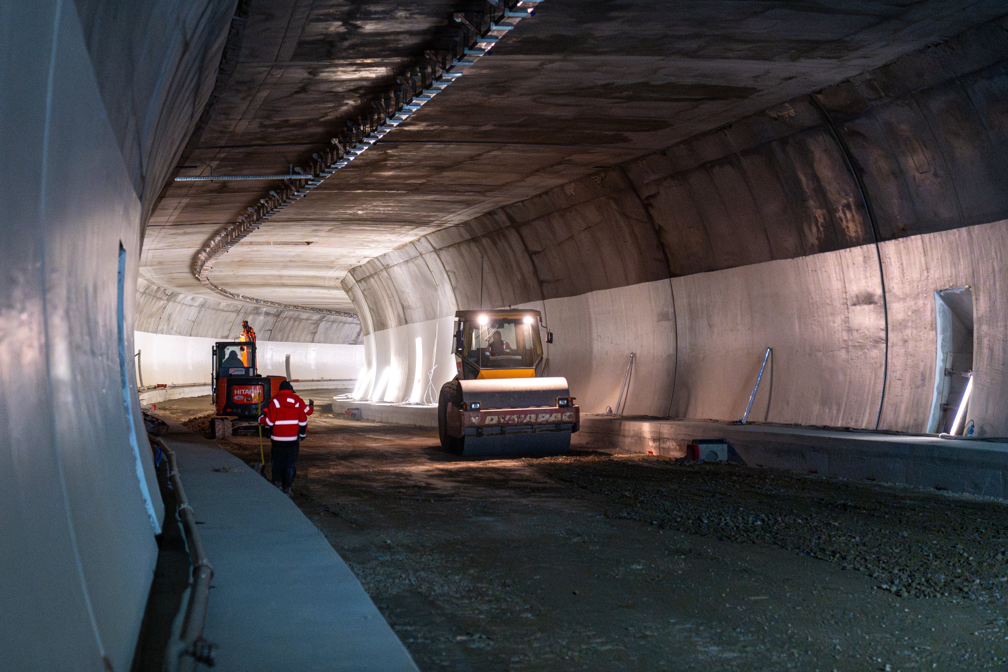 Eine Besonderheit des Tunnels wird die automatische Halbquerlüftung sein. Dabei wird im Brandfall entstehender Rauch über einen Rauchgaskanal oberhalb der Fahrbahn abgesaugt. (Foto: LPA/Carron Bau)