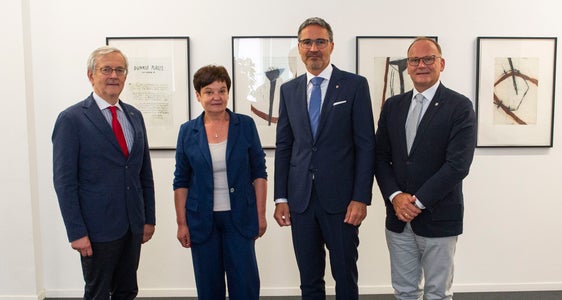 Il presidente della Provincia autonoma di Bolzano, Arno Kompatscher (secondo da destra), ha ricevuto il presidente della Camera di Commercio Michl Ebner (primo da sinistra), la vicepresidente Johanna Santa Falser (seconda da sinistra) e il vicepresidente Sandro Pellegrini per una valutazione della situazione attuale (Foto: ASP/Fabio Brucculeri)