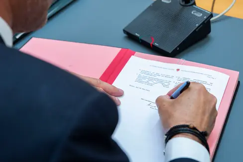 Promessa mantenuta: Il presidente Arno Kompatscher (nella foto mentre firma il vecchio CCI il 26 maggio 2023) si era impegnato a versare presto la compensazione dell'inflazione ai dipendenti provinciali. Il primo passo è stato fatto oggi e la prossima settimana sarà firmata la parte economica del nuovo CCI (Foto: ASP)