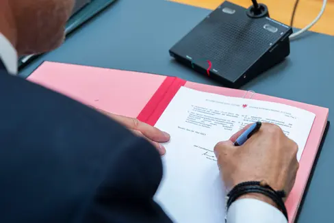 Promessa mantenuta: Il presidente Arno Kompatscher (nella foto mentre firma il vecchio CCI il 26 maggio 2023) si era impegnato a versare presto la compensazione dell'inflazione ai dipendenti provinciali. Il primo passo è stato fatto oggi e la prossima settimana sarà firmata la parte economica del nuovo CCI (Foto: ASP)