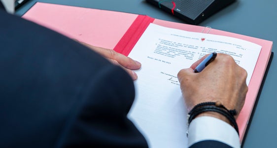 Versprechen eingehalten: Landeshauptmann Arno Kompatscher (im Bild die Unterzeichnung des alten BÜKV am 26. Mai 2023) hatte sich verpflichtet, den Landesbediensteten den Inflationsausgleich bald auszubezahlen. Heute wurde der erste Schritt dazu gesetzt, nächste Woche soll die Unterschrift unter den ökonomischen Teil des neuen BÜKV gesetzt werden. (Foto: LPA)