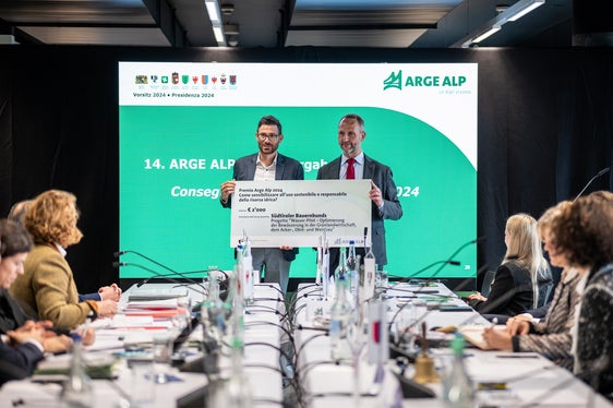 Norman Gobbi (rechts), Vizepräsident des Staatsrates des Tessin, überreichte den Preis an Matthias Bertagnoli vom Südtiroler Bauernbund. (Foto: Kanton Tessin)