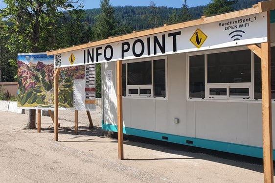 Am neuen Infopoint sollen die Ausflügler und Urlaubsgäste, die die Zufahrt nicht gebucht haben, Informationen bekommen, wie sie mit Bus, Rad oder zu Fuß an den See gelangen können. (Foto: LPA/Straßendienst Pustertal)
