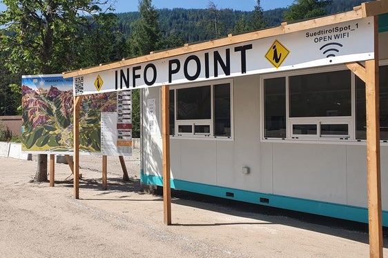 Presso il nuovo Infopoint, gli escursionisti e i turisti che non hanno prenotato l'accesso riceveranno informazioni su come raggiungere il lago in autobus, in bicicletta o a piedi. (Foto: ASP/Servizio strade Val Pusteria)