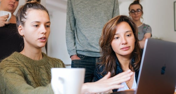 Um die Beschäftigungsfähigkeit der Arbeitslosen in Südtirol zu erhöhen, stehen über 1,6 Millionen Euro aus dem Aufbauplan bereit. Private Weiterbildungsanbietende können bis 12. September Projektanträge einreichen. (Foto: Pexels)