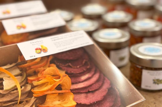 Der Hofladen der Schülergenossenschaft hondgmocht & hausgmocht mit seiner vielfältigen Produktpalette. (Foto: LPA/Fachschule für Hauswirtschaft und Ernährung Tisens)