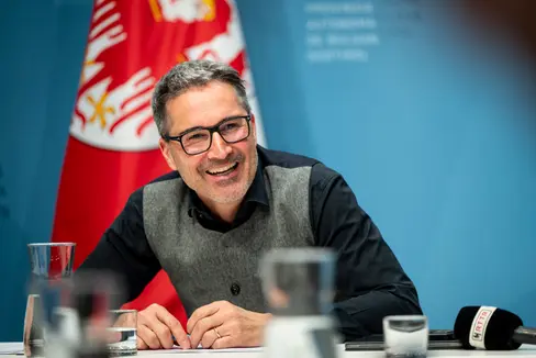 Sostenibilità significa garantire il futuro: “Non si tratta di salvare il mondo, ma di proteggere i fondamenti della nostra esistenza e prepararci alle sfide future”, ha detto Kompatscher. (Foto: USP/Fabio Brucculeri)