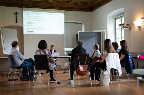 Auch beim Abschlusstreffen des ersten Südtiroler Klimabürgerrats am Wochenende in Neustift zeigen die Teilnehmenden noch einmal volle Konzentration bei der Arbeit an den fünf Schwerpunktthemen. (Foto: LPA/Fabio Brucculeri)