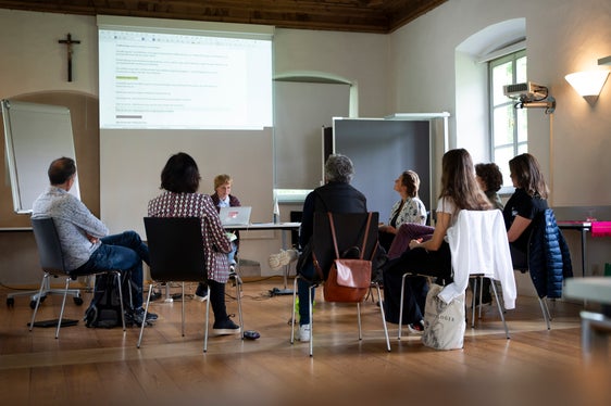 Auch beim Abschlusstreffen des ersten Südtiroler Klimabürgerrats am Wochenende in Neustift zeigen die Teilnehmenden noch einmal volle Konzentration bei der Arbeit an den fünf Schwerpunktthemen. (Foto: LPA/Fabio Brucculeri)