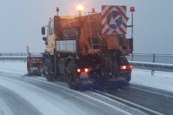 Die Straßenwärter haben die über 2800 Kilometer an Landes- und Staatsstraßen im ganzen Land auch diesen Winter im Auge und rücken bei Schneefällen aus. (Foto: LPA/Landesstraßendienst)