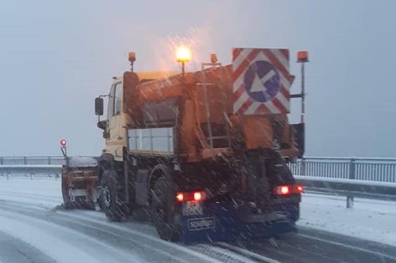 Die Straßenwärter haben die über 2800 Kilometer an Landes- und Staatsstraßen im ganzen Land auch diesen Winter im Auge und rücken bei Schneefällen aus. (Foto: LPA/Landesstraßendienst)