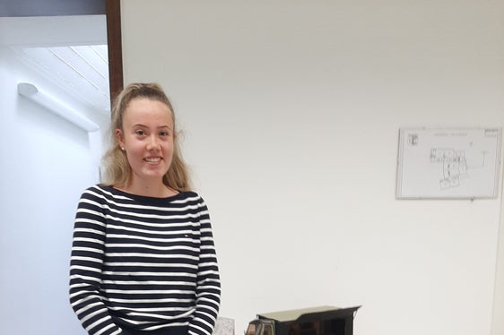 Mia Gruber, Schülerin der vierten Klasse, mit ihrem Modell Mia focaccia bei der Präsentation ihres Businessplanes (Foto: LPA/Fachschule für Hauswirtschaft und Ernährung Tisens)