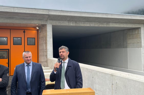 Mobilitäts- und Infrastrukturenlandesrat Daniel Alfreider (rechts neben Bürgermeister Josef Mair) unterstrich: Straßen verbinden Menschen und Gemeinschaften. In diesem Fall ist es mehrmals vorgekommen, dass eine Lawine ein ganzes Dorf vom Rest der Welt abgeschnitten hat. Mit diesem Bauwerk verbessern und sichern wir die Erreichbarkeit der Orte und die Sicherheit der Menschen, die auf dieser Strecke unterwegs sind. Gleichzeitig steigern wir die Lebensqualität in diesem Tal. (Foto: LPA/Gabriel Marciano)