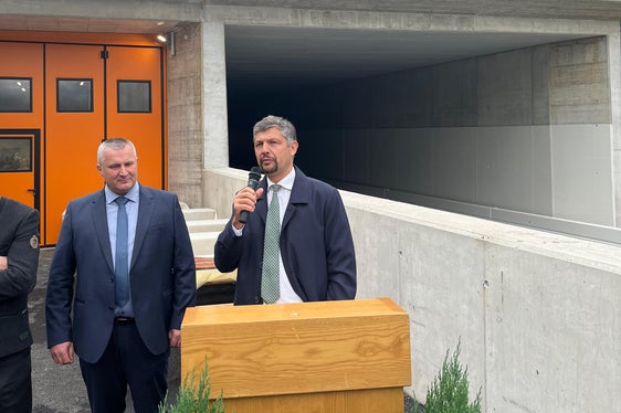 Il vicepresidente della Provincia autonoma di Bolzano e assessore alle Infrastrutture, Daniel Alfreider (a destra nella foto con il sindaco Mair) ha sottolineato: “Le strade collegano le persone e le comunità. In questo caso è successo più volte che una slavina abbia isolato un paese intero. Con questo intervento, invece, andiamo a migliorare e garantire l’accessibilità e la sicurezza delle persone che circolano in questo tratto di strada e naturalmente riusciamo a dare più qualità a questo territorio”. (Foto: USP/Gabriel Marciano)