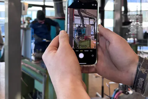 Live dabei sein, wenn in der Werkstatt geschweißt wird, das war am Tag der offenen Tür für interessierte Jugendliche möglich. (Foto: BBZ Zuegg Meran)