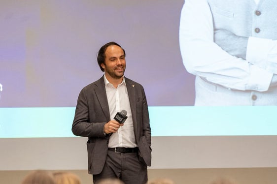 Landesrat Philipp Achammer: Mit 'How to Maturaball' möchten wir den Klassen einen klaren Rahmen sowie die wichtigsten Eckpfeiler an die Hand geben, damit dem reibungslosen Ablauf ihres großen Abends nichts mehr im Wege steht. (Foto: LPA/Landesamt für Jugendarbeit)