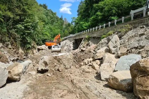 Das Landesamt für Wildbachverbauung Nord arbeitet derzeit gemeinsam mit dem Landesstraßendienst daran, die Ufermauer des Grödnerbachs bei Kilometer 1 der Staatsstraße 242 ins Grödnertal wieder instand zu setzen. (Foto: LPA/Landesamt für Wildbach- und Lawinenverbauung Nord in der Agentur für Bevölkerungsschutz)
