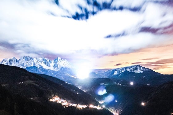 Die Webcam der Sternwarte Max Valier in Gummer liefert ein Bild der nächtlichen Beleuchtung. (Foto: foto-webcam.eu - Link: https://www.foto-webcam.eu/webcam/gummer/2015/12/01/1940)