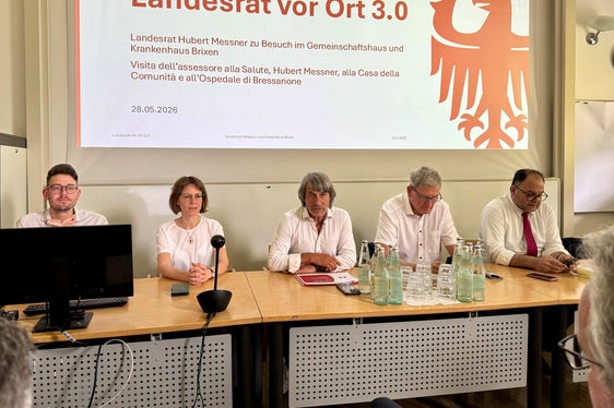 Es gelte, eine flächendeckende, bedarfsgerechte und qualitativ hochwertige Versorgung zu sichern, betonte Gesundheitslandesrat Hubert Messner (Bildmitte) beim Gespräch mit den Mitarbeitenden und beim Treffen mit den Führungskräften im Krankenhaus Brixen gemeinsam mit Partikularsekretär Samuel Vieider (von links) , Sabes-Bezirksdirektorin Elisabeth Montel, Sanitätsdirektor Josef Widmann und Sabes-Generalsdirektor Christian Kofler. (Foto: LPA/Angelika Schrott)