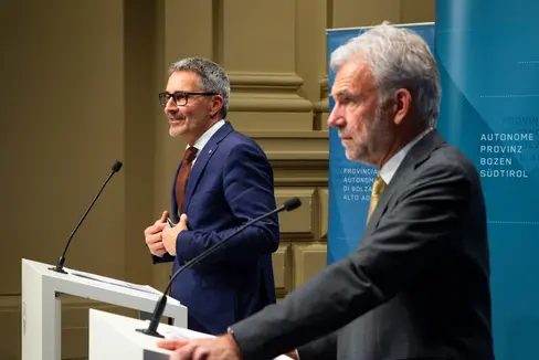 Remigrazione: il presidente della Provincia autonoma di Bolzano Kompatscher (a sinistra) e il presidente del Consiglio della Provincia autonoma di Bolzano Arnold Schuler invitano a un impegno pacifico a favore dei valori costituzionali in vista delle manifestazioni annunciate per il 28 febbraio. (Foto: USP/Fabio Brucculeri)