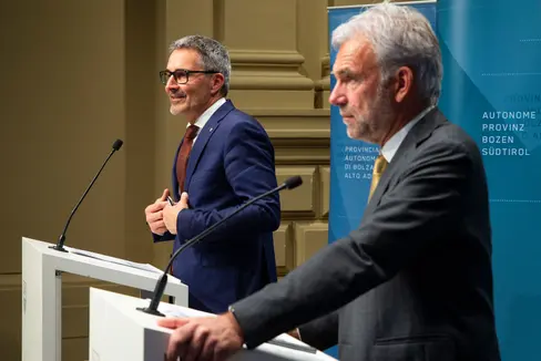 Remigrazione: il presidente della Provincia autonoma di Bolzano Kompatscher (a sinistra) e il presidente del Consiglio della Provincia autonoma di Bolzano Arnold Schuler invitano a un impegno pacifico a favore dei valori costituzionali in vista delle manifestazioni annunciate per il 28 febbraio. (Foto: USP/Fabio Brucculeri)