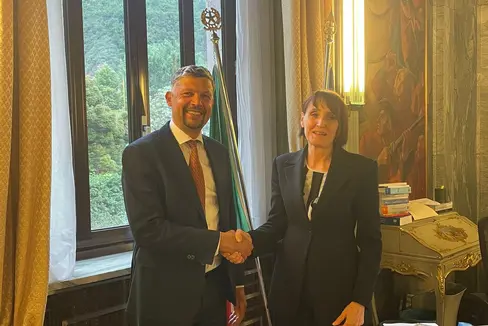 Infrastrukturen- und Mobilitätslandesrat Daniel Alfreider erörterte mit Regierungskommissärin Maddalena Travaglini eine Reihe von strategischen Fragen zur Mobilität in Südtirol. (Foto: LPA/Ressort für Infrastrukturen und Mobilität)
