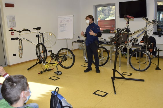 Mobilità sostenibile e sicura spiegata a 240 studenti nell'arco di una settimana dedicata presso il Centro di guida sicura Safety Park a Vadena. (Foto: ASP/Safety Park)