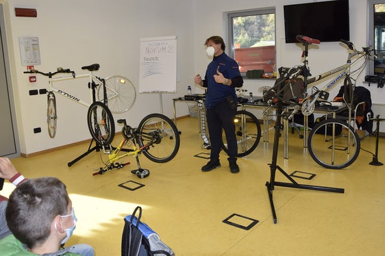 Mobilità sostenibile e sicura spiegata a 240 studenti nell'arco di una settimana dedicata presso il Centro di guida sicura Safety Park a Vadena. (Foto: ASP/Safety Park)