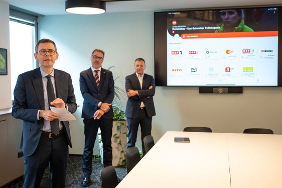 Fernsehprogramme des ORF, der ARD und des ZDF können über die App in ganz Südtirol über Mobiltelefon oder Tablet empfangen werden. RAS-Präsident Peter Silbernagl, Landeshauptmann Arno Kompatscher und RAS-Direktor Georg Plattner erklärten die neue App. (Foto: LPA/Fabio Brucculeri)