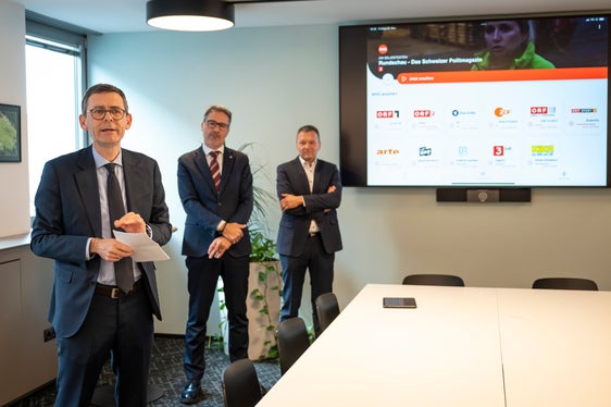 Fernsehprogramme des ORF, der ARD und des ZDF können über die App in ganz Südtirol über Mobiltelefon oder Tablet empfangen werden. RAS-Präsident Peter Silbernagl, Landeshauptmann Arno Kompatscher und RAS-Direktor Georg Plattner erklärten die neue App. (Foto: LPA/Fabio Brucculeri)