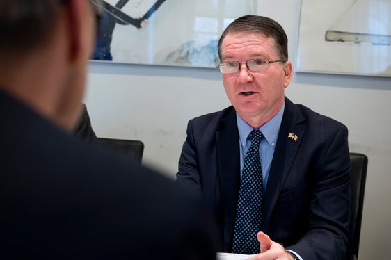Geschäftsträger Shawn Crowley sprach mit Landeshauptmann Arno Kompatscher über die Beziehungen zwischen Südtirol und den USA. (Foto: LPA/Fabio Brucculeri). (Foto: LPA/Fabio Brucculeri).