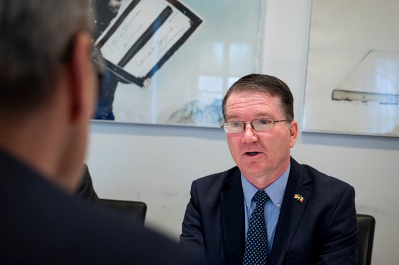 Il colloquio tra il presidente Kompatscher (di spalle) e il Chargé d’Affaires Crowley (Foto: USP/Fabio Brucculeri)