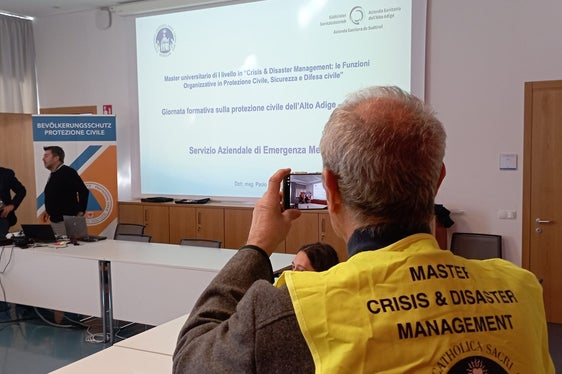 Partecipanti al corso di laurea magistrale “Crisis & Disaster Management: le Funzioni Organizzative in Protezione Civile, Sicurezza e Difesa civile” dell'Università Cattolica del Sacro Cuore di Milano nell'Aula Protezione civile del Centro di viale Druso. (Foto: USP/Università Cattolica del Sacro Cuore di Milano)
